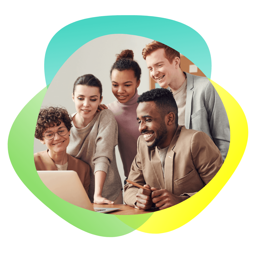 Diagnostic-3D 5 jeune travailleurs devant un ordinateur qui sourissent