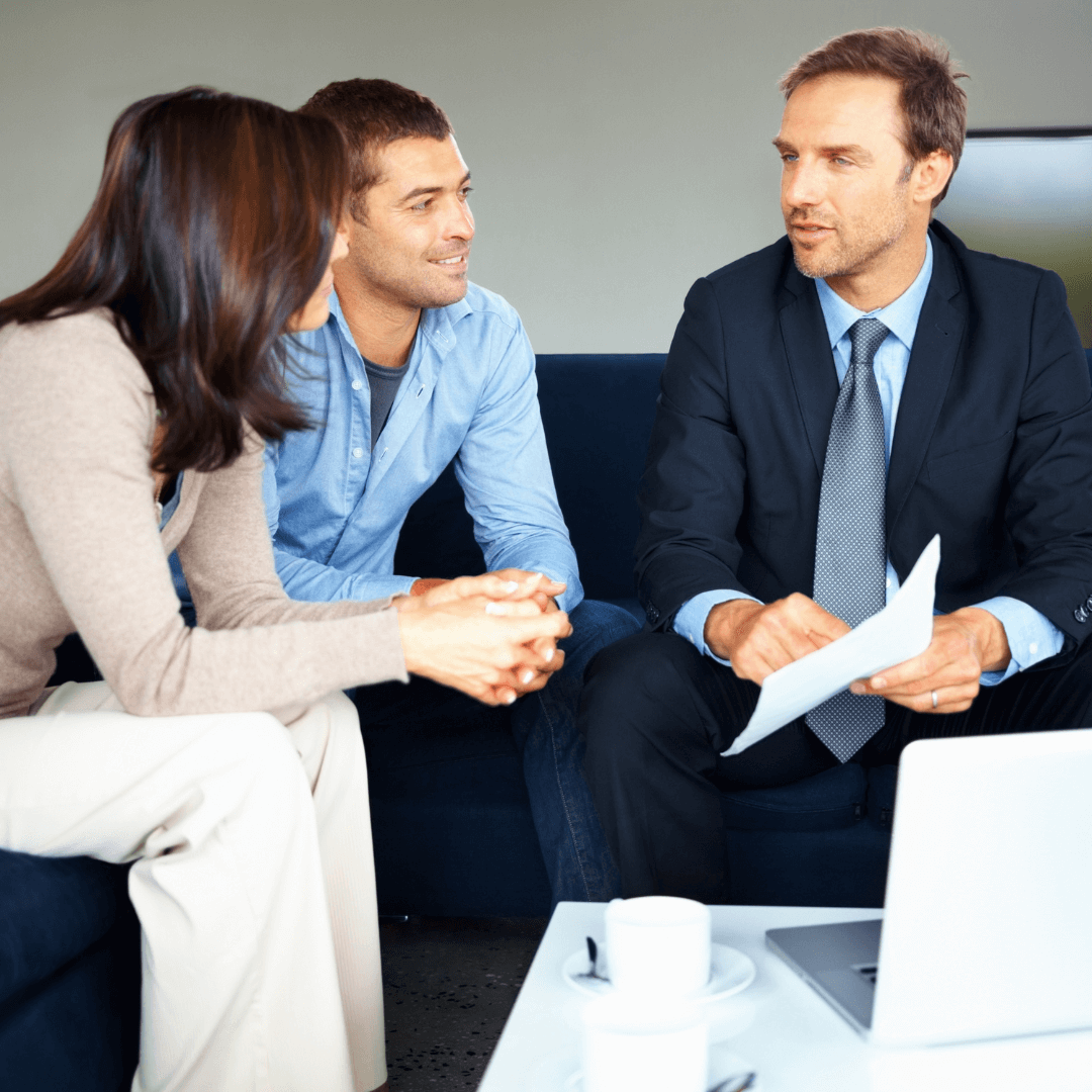 Nos-prestations 3 personnes d'affaires souriants assis sur un canapé qui discutent