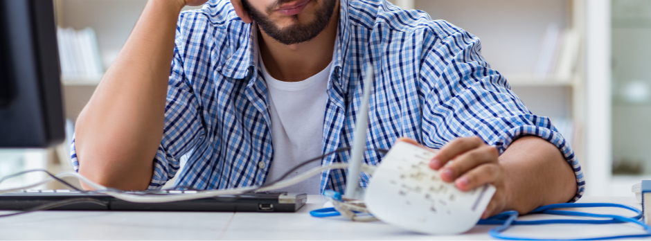 évaluer les signaux faibles d'une entreprise photo montrant une personne non contente et déboussolé qui s'ennuie au travail