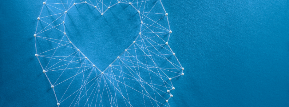 l'intelligence émotionnelle: softskills essentielle  photo d'un visage de côté avec un coeur à la place du cerveau