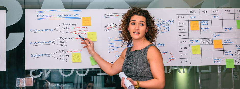 devenir un manager coach efficace personne féminine montrant des feuilles avec des éléments pour le management de projet