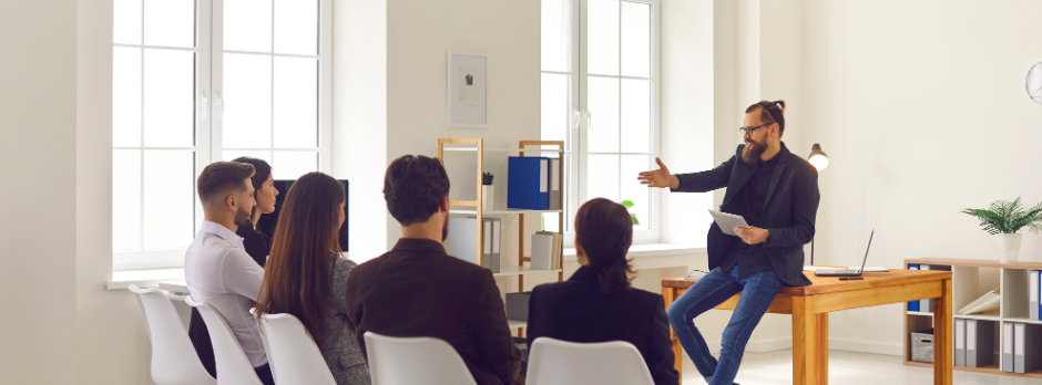 manager efficace : formation en management et coaching Personne qui coach des personnes dans une salle de réunion