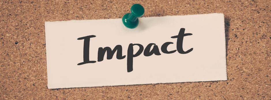 mesurer l'impact de la formation en management en entreprise feuille sur un tableau avec écris "impact"