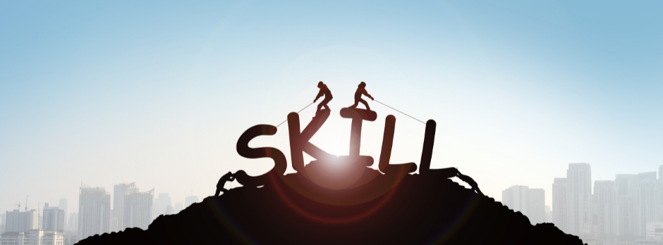 Renforcement des compétences : Investir dans le capital humain pour une entreprise compétitive et performante illustration de deux personnage qui titrent un mot "skill" en haut d'une montagne
