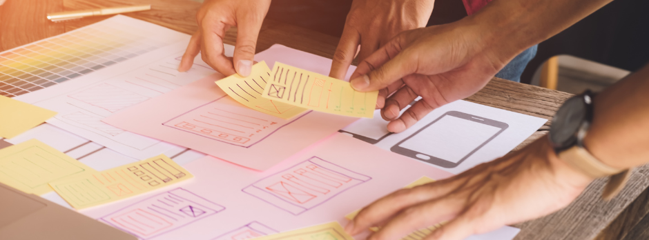 réussir sa transformation culturelle Image montrant des mains qui posent des post-it au travail pour l'oganisation